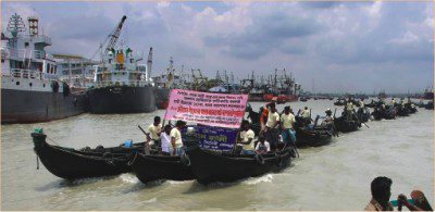 Fig.: Sampan Majhi Kalyan Samity Federation and Chattagram Anchalik Sangskriti Academy organised a sampan procession in the river Karnaphuli. Photo: ANURUP KANTI DAS