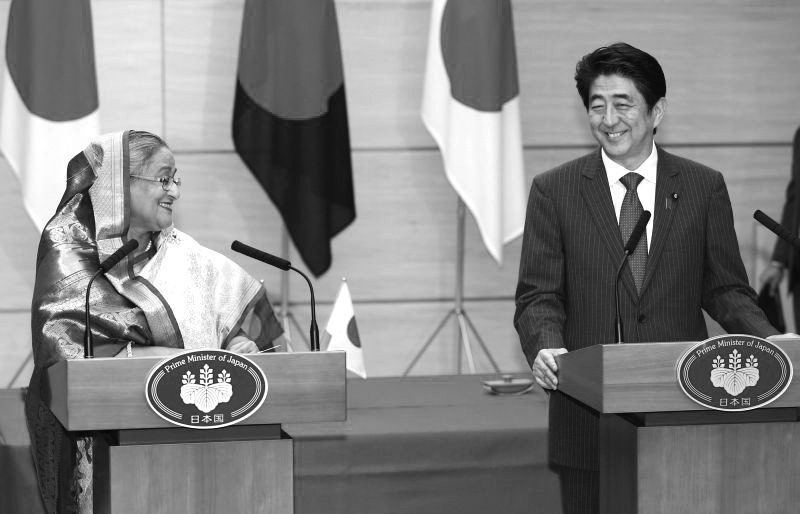 Bangladesh's Prime Minister Sheikh Hasina (L) and Japan's Prime Minister Shinzo Abe smile after a joint news conference at Abe's official residence in Tokyo May 26, 2014. Hasina is in Japan for a four-day visit. REUTERS/Shizuo Kambayashi/Pool (JAPAN - Tags: POLITICS)