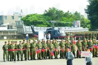 Taiwan extends military service