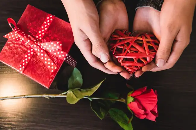 Happy Propose Day 2024: 5 Unique Gifts To Give To Your Lady Love On This Special  Day